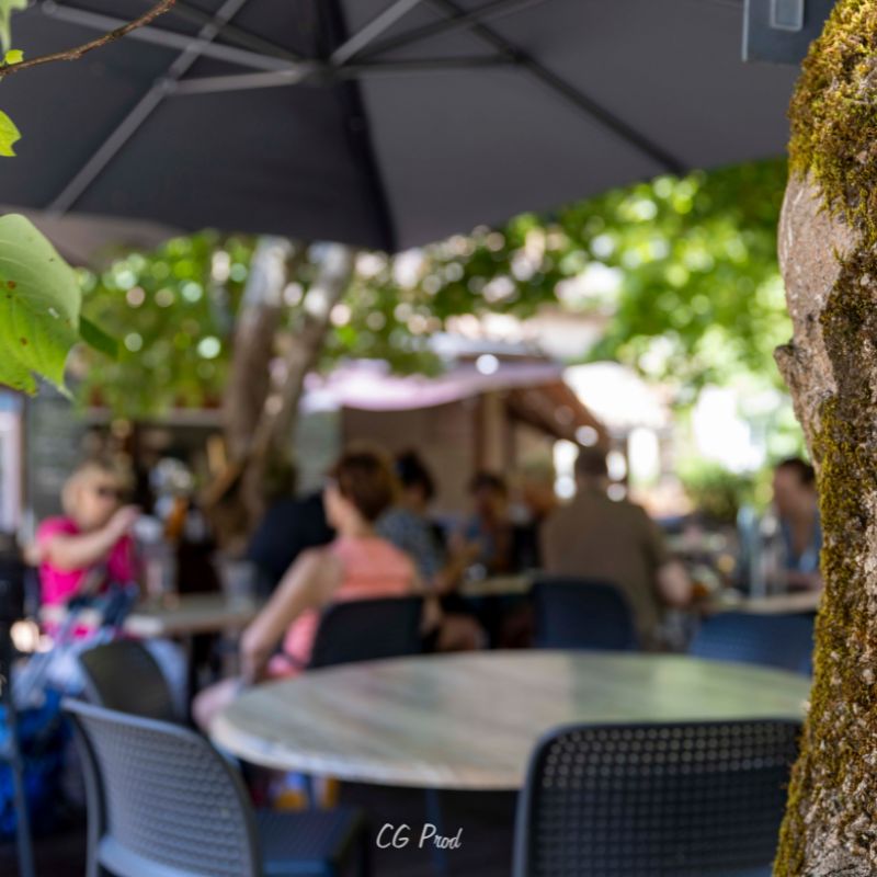 Terrasse du restaurant La Roue à Cabrerets